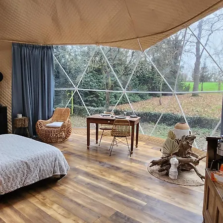 Деревянный коттедж Le Cocon D'amour 